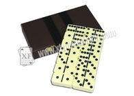 Marque jaune de dominos du double six pour la fraude de tisonnier dans le jeu de cartes