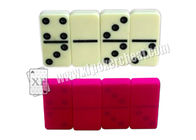 Marque jaune de dominos du double six pour la fraude de tisonnier dans le jeu de cartes