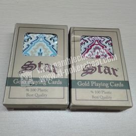 Sur les cartes de jeu invisibles en plastique d'or de The Star pour l'analyseur de tisonnier