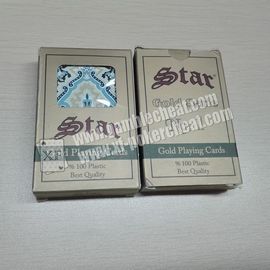 Sur les cartes de jeu invisibles en plastique d'or de The Star pour l'analyseur de tisonnier