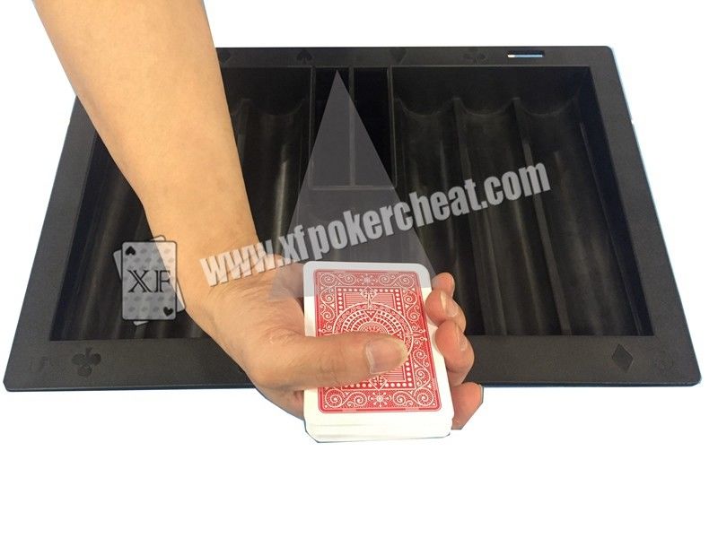 La caméra de plateau de puce a indiqué l'appui invisible de main de cartes de jeu au jeu du Texas Holdem